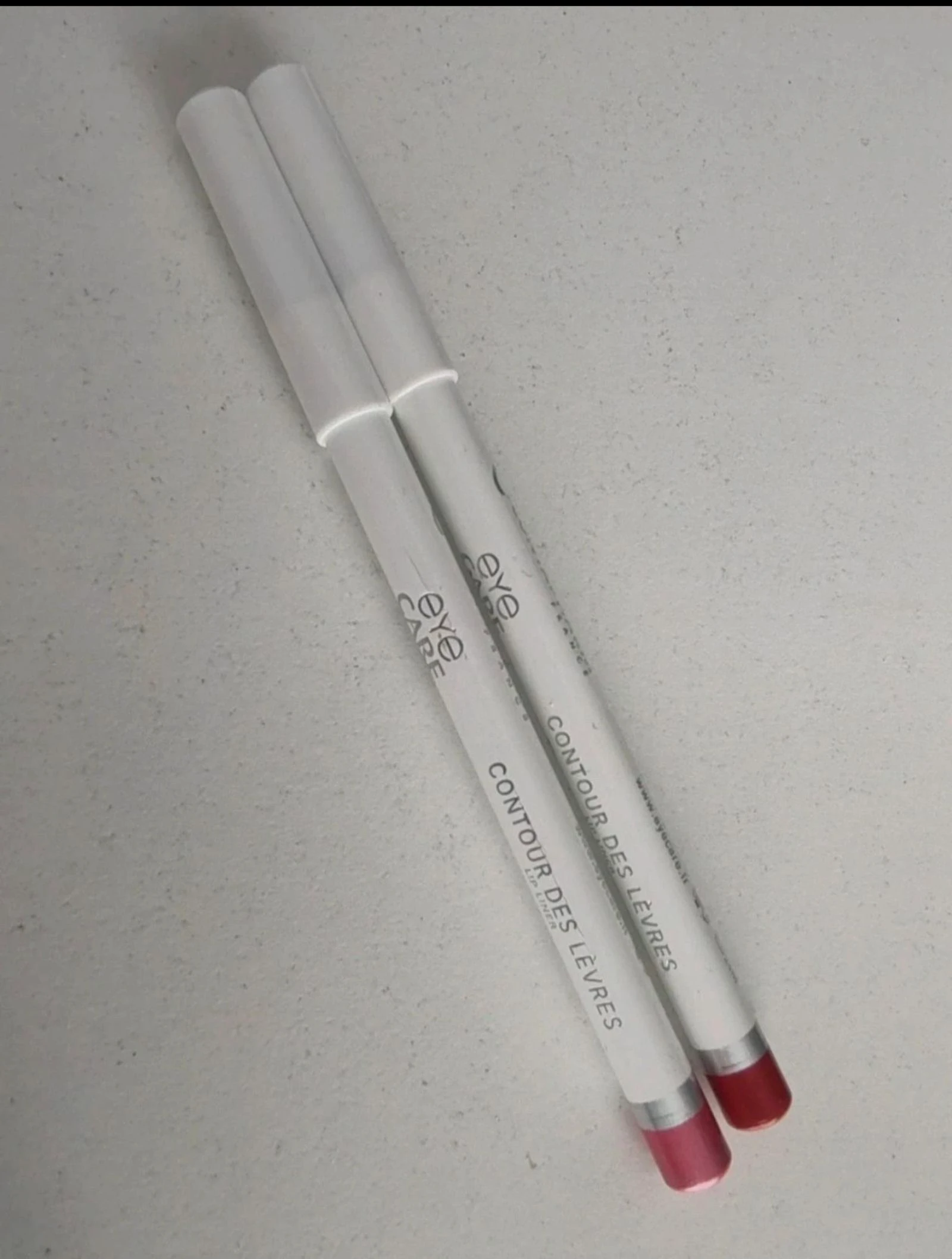 2 crayons contour des lèvres 